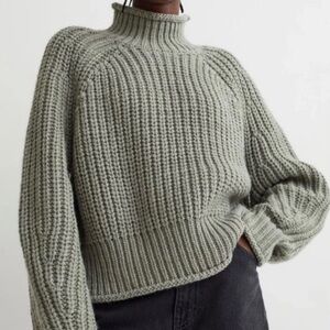 H&M Size SMALL Chunky Ribbed Knit Mock Neck Cropped Sweater - Sage Green